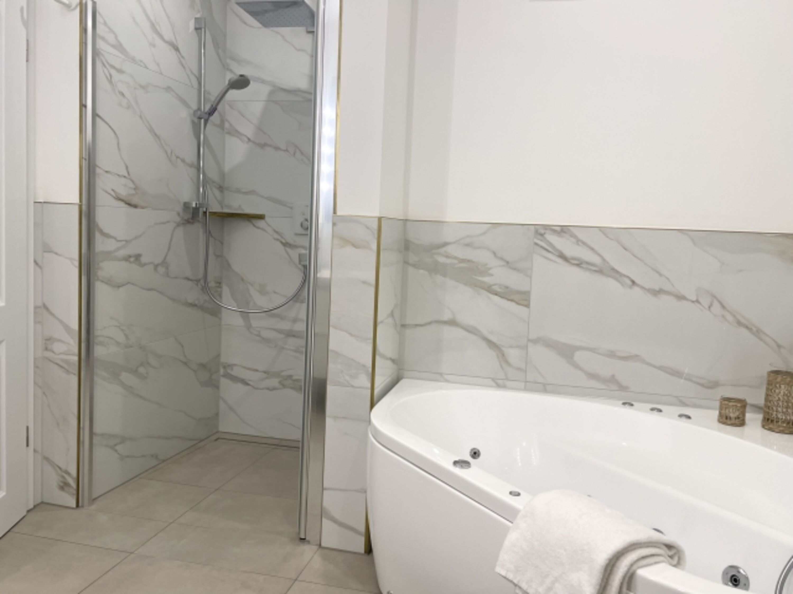 Badezimmer mit Dusche und Badewanne