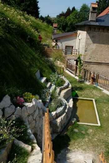 Die Ruheterrasse mit Quellwassertretbecken und Kräutergarten