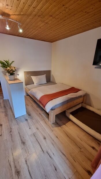 separates Bett (140x200) im Wohnbereich