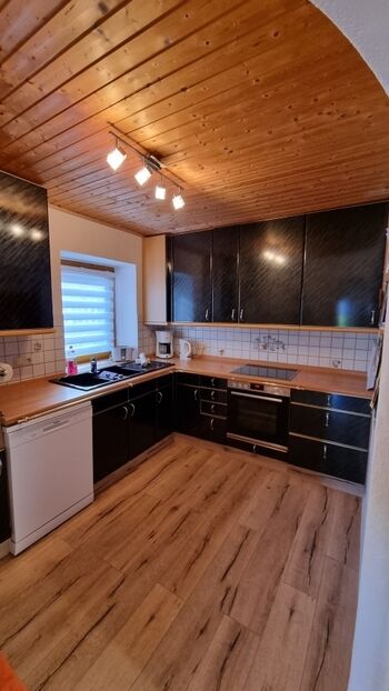 die große vollausgestattete Küche