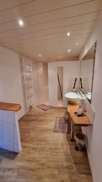 das große Bad im Erdgeschoss