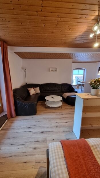 Das große Sofa im offenen Wohnbereich