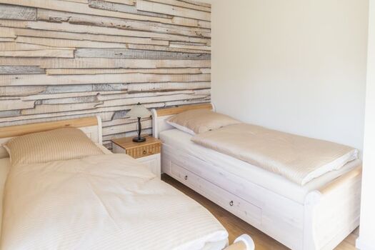 Schlafzimmer im Erdgeschoss mit Zugang zur Terrasse