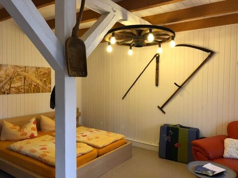 Schlafbereich mit bäuerlicher Deko