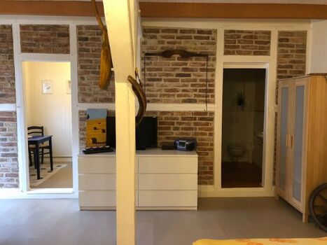 links die Küche, rechts das Bad