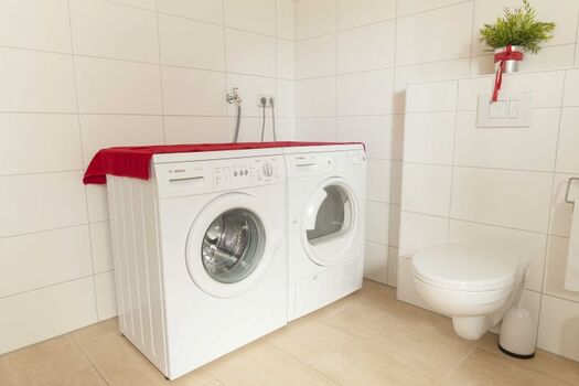 Waschmaschine und Trockner im Erdgeschoss