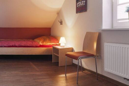 Schlafzimmer im Obergeschoss mit 2 Einzelbetten