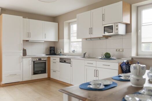 Helle und voll ausgestattete Küche