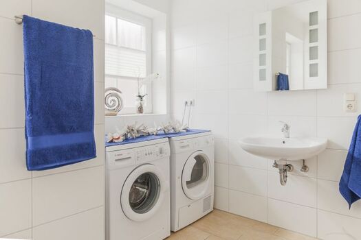 Waschmaschine und Trockner im Erdgeschoss