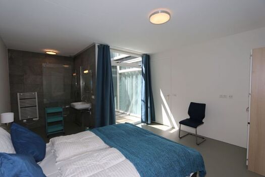 Schlafzimmer Erdgeschoß mit Dusche en Suite