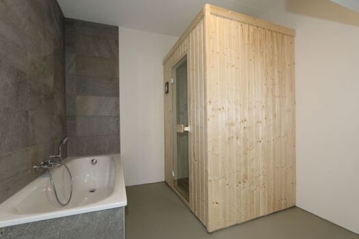 Badewanne und Privat Infrarot-Sauna im Keller 