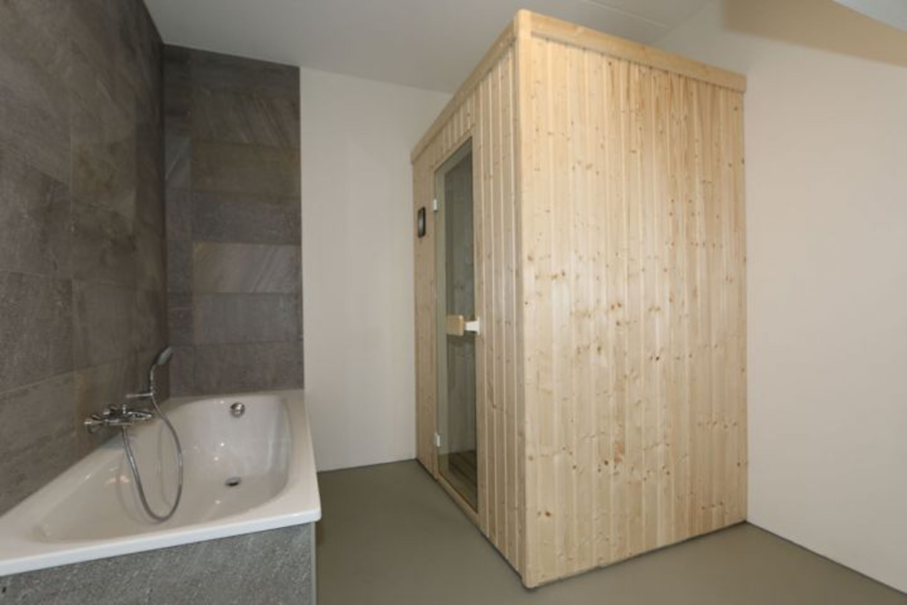 Badewanne und Privat Infrarot-Sauna im Keller 