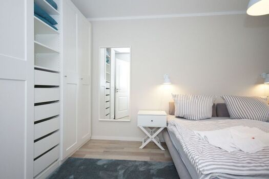 Schlafbereich mit Kleiderschrank