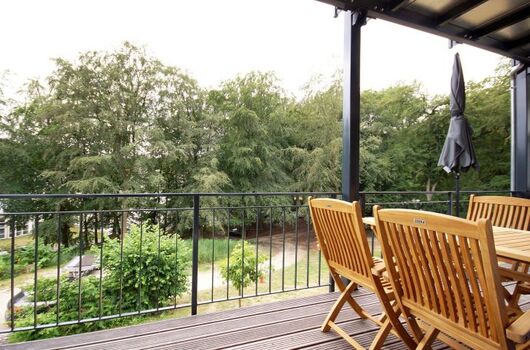 Balkon mit Gartenmöbeln