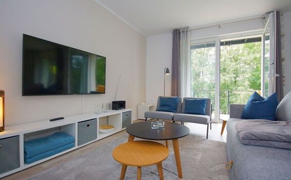 Wohn- und Essbereich mit TV