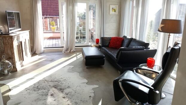 Wohnbereich mit Zugang zur Terrasse