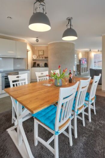 Blick auf den Raumteiler, dahinter die runde Dusche