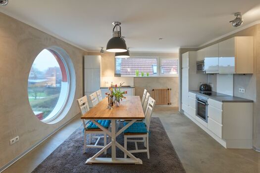 großzügig ausgestattete Küche