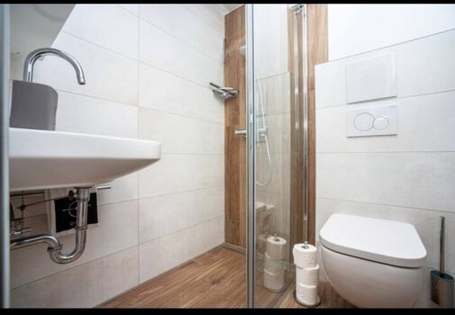 Badezimmer Toilette mit Dusche