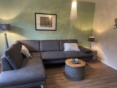 Wohnzimmer mit Zugang zur Terrasse