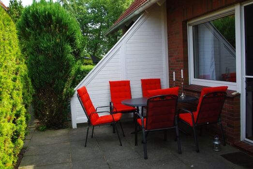 Windgeschützte Terrasse hinter dem Haus.