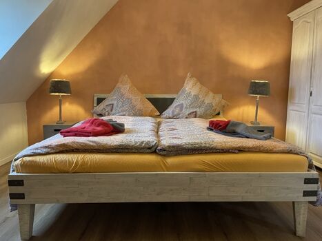 Großes Schlafzimmer mit einem 1,80m Bett