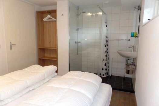 Schlafzimmer 1 mit Dusche en Suite