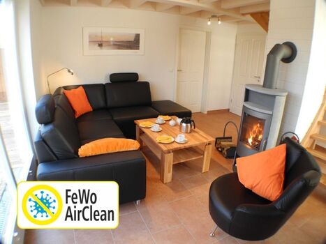Wohnzimmer mit Kaminofen und mobilem Luftreiniger