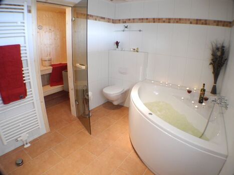 Wellnessbad mit Sauna, LED-Dusche und Fußbodenheizung