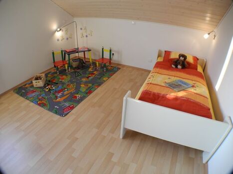 Kinderzimmer mit Kojenbett zum Ausziehen und Spielecke