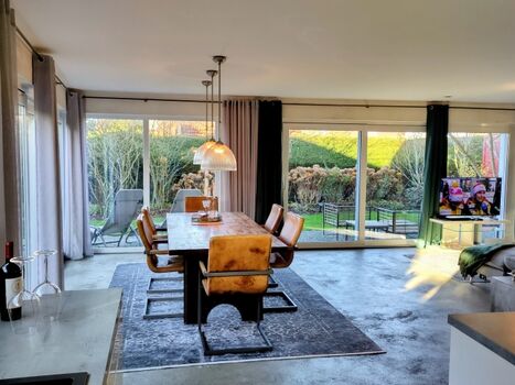 Große Tafel mit Blick in den Garten