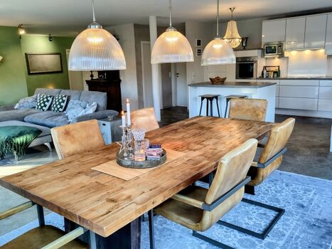 Die große Tafel bietet Platz für bis zu 8 Personen.