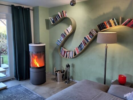 ...mit Blick auf den Kamin und in den Garten.