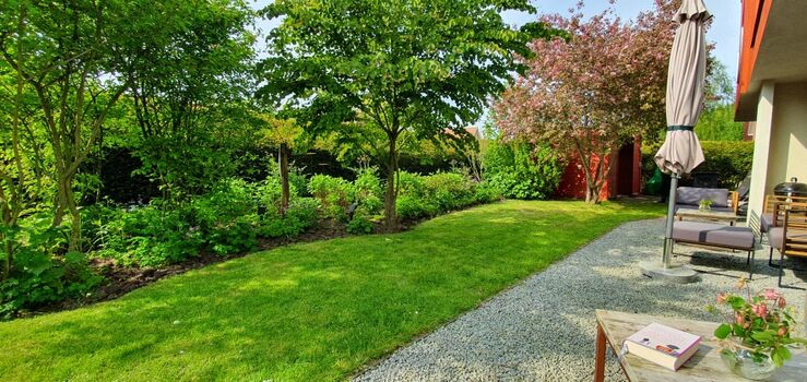 Romantischer Garten mit Sauna