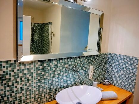 Das angrenzende Bad mit...