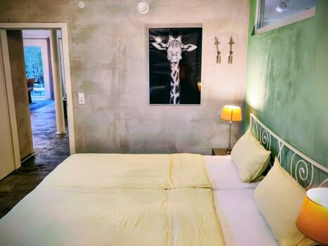 Liebevoll dekoriert mit gemütlichem und großem Bett. 