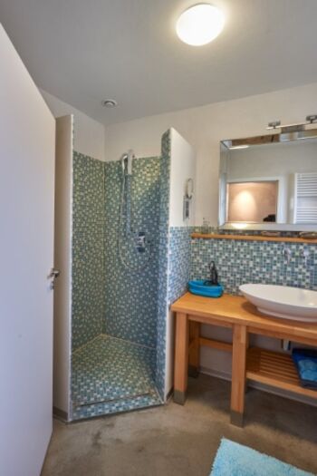 Badezimmer 2 mit begehbarer Dusche. 