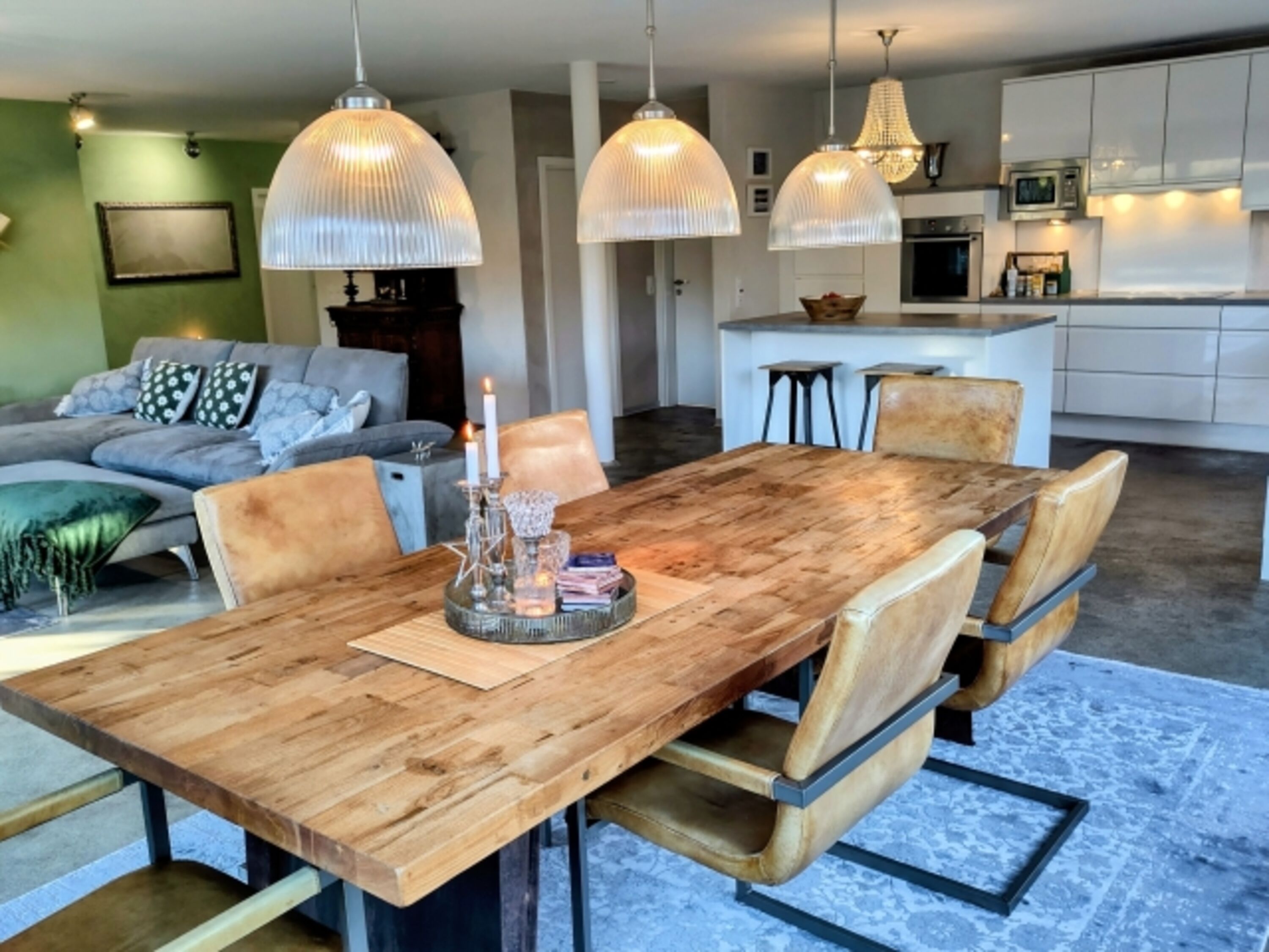 Die große Tafel bietet Platz für bis zu 8 Personen.