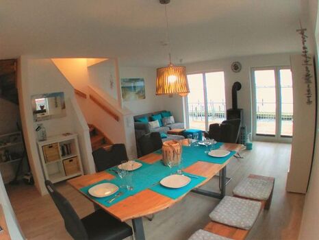 Geräumiges Wohn/Esszimmer mit Küche mit Ostseeblick