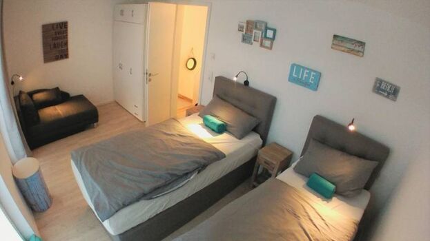 Schlafzimmer 2 (Betten sind zusammenstellbar) und eine Schlafrecamiere