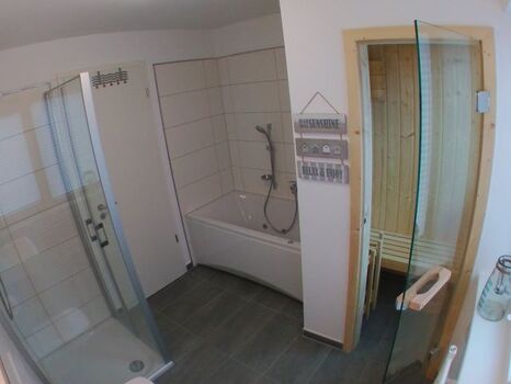 Unser Hauptbadezimmer (mit Dusche, Sauna, Whirlpool)