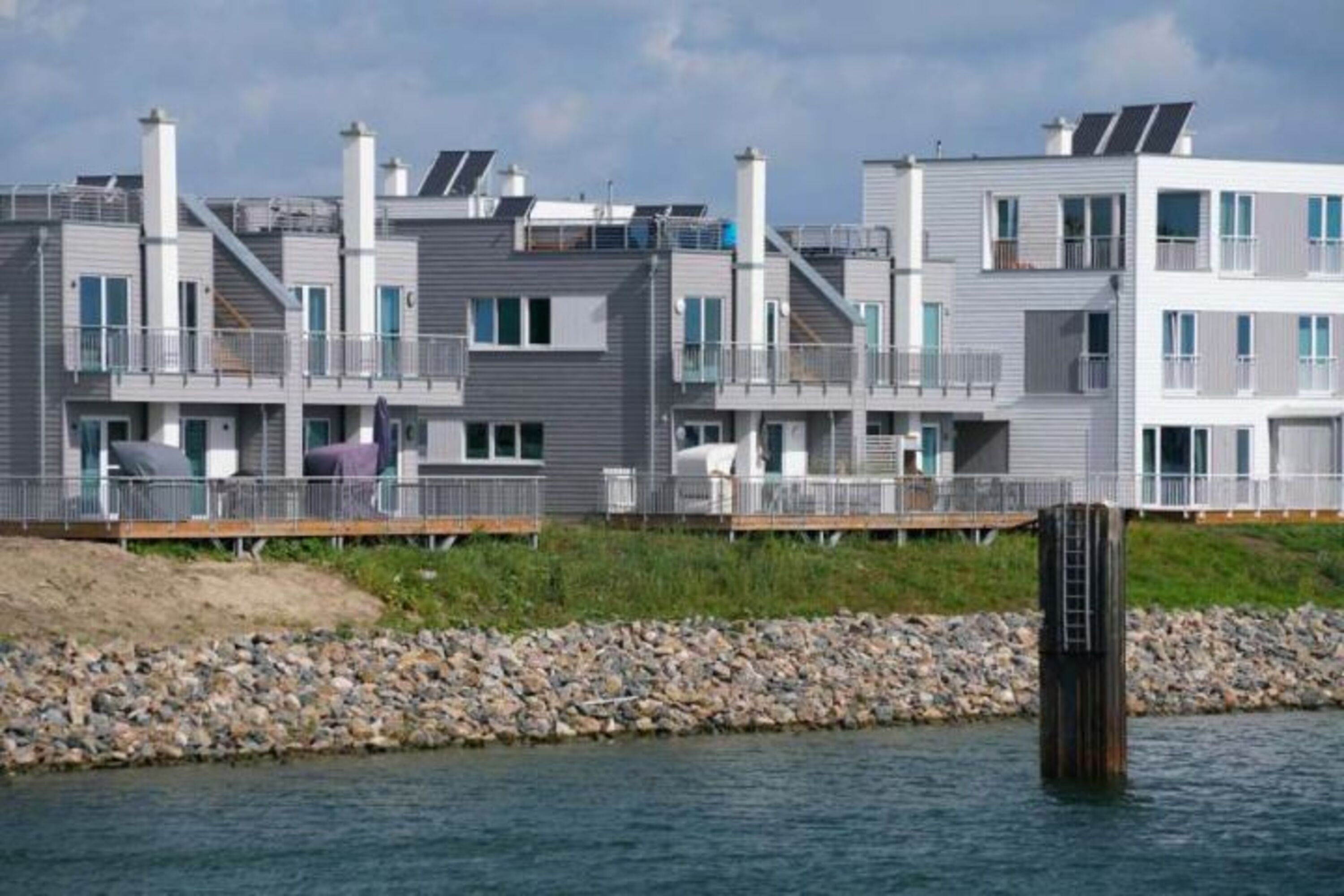 der Ausblick vom Hafen auf unser Haus (es ist das mit dem weissen Strandkorb )