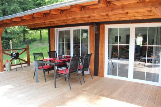 TERASSE MIT AUSSTATTUNG