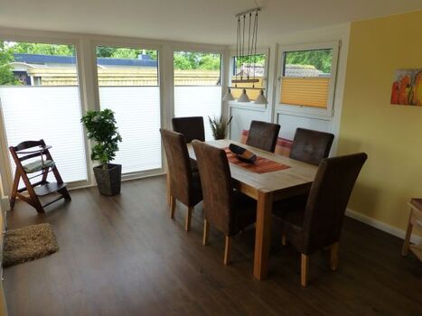 gemütlicher Essbereich im Wintergarten