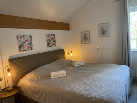 Schlafzimmer im OG mit Kinderbett