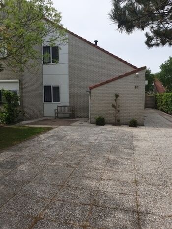 3 Parkplätze vor dem Haus