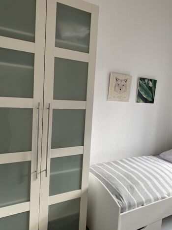 Großer Schrank im Schlafzimmer mit Einzelbetten