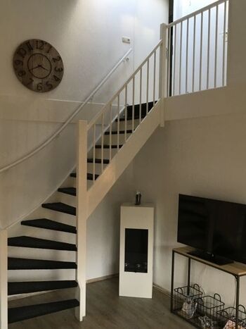 Blick zur Galerie mit Kamin