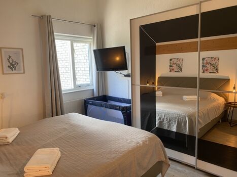 Schlafzimmer im OG mit TV