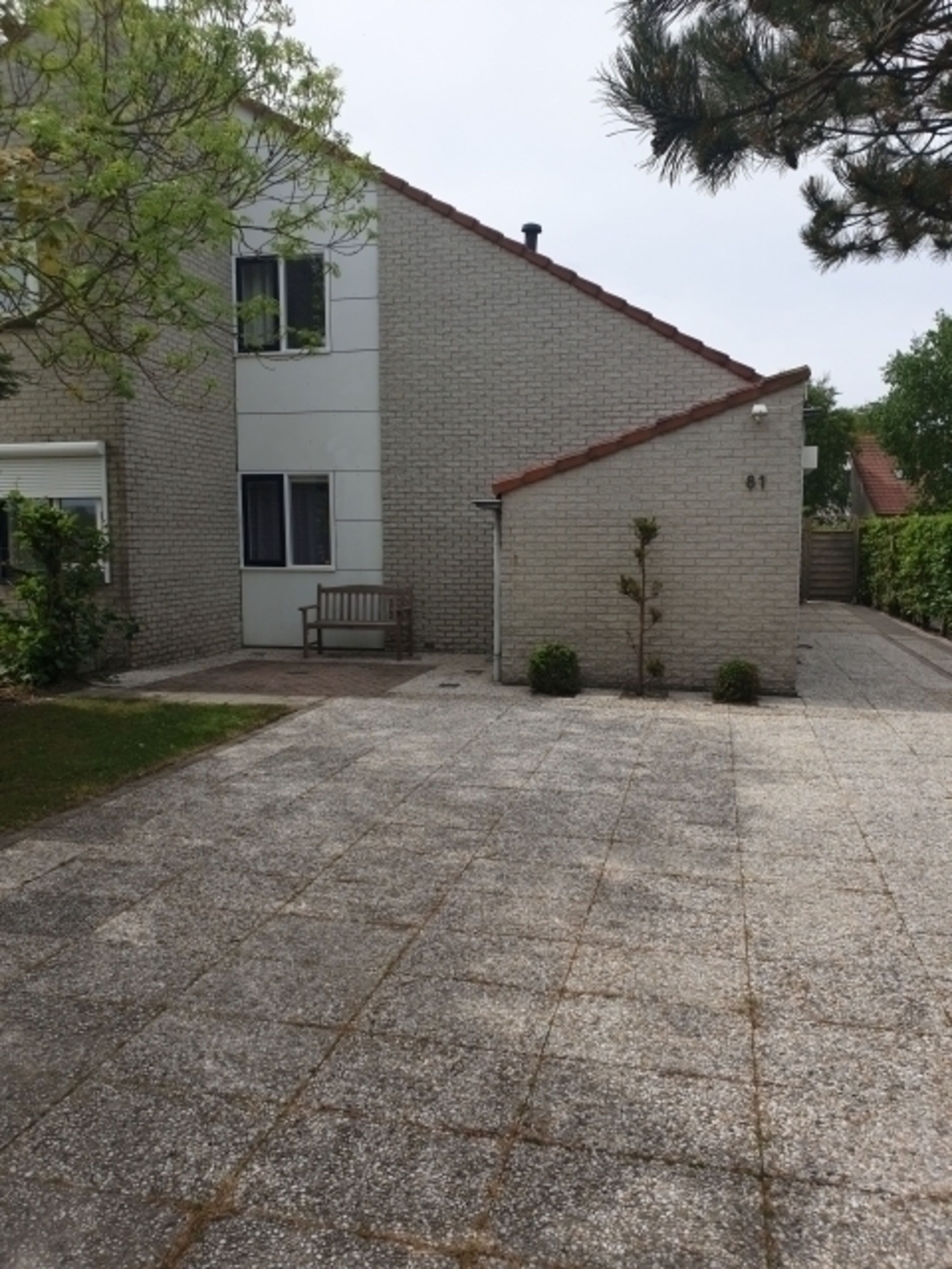 3 Parkplätze vor dem Haus